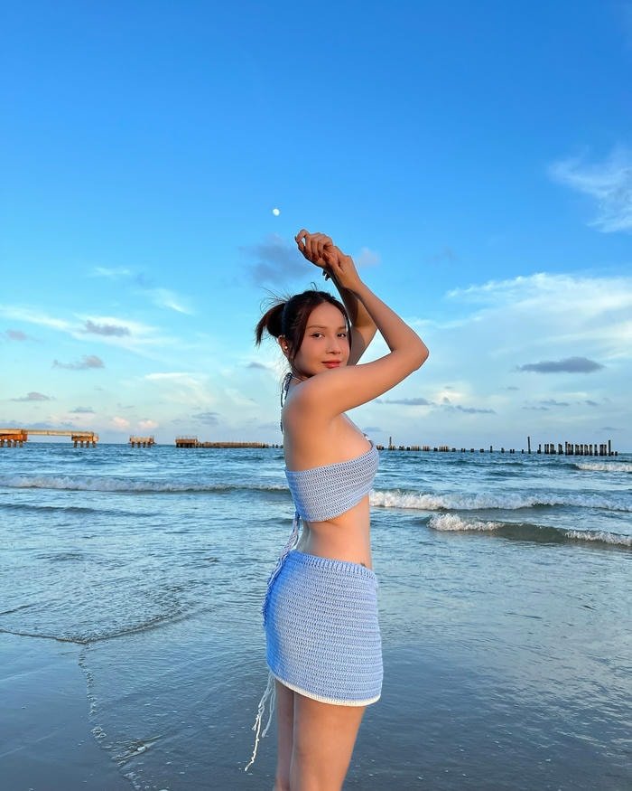 Khả Như bikini 4