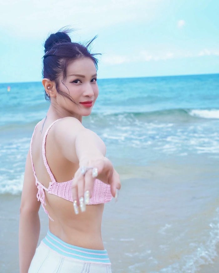 Khả Như bikini 6