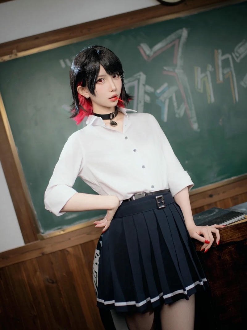 Cosplay hoc sinh toc den ao trang dung trong lop hoc