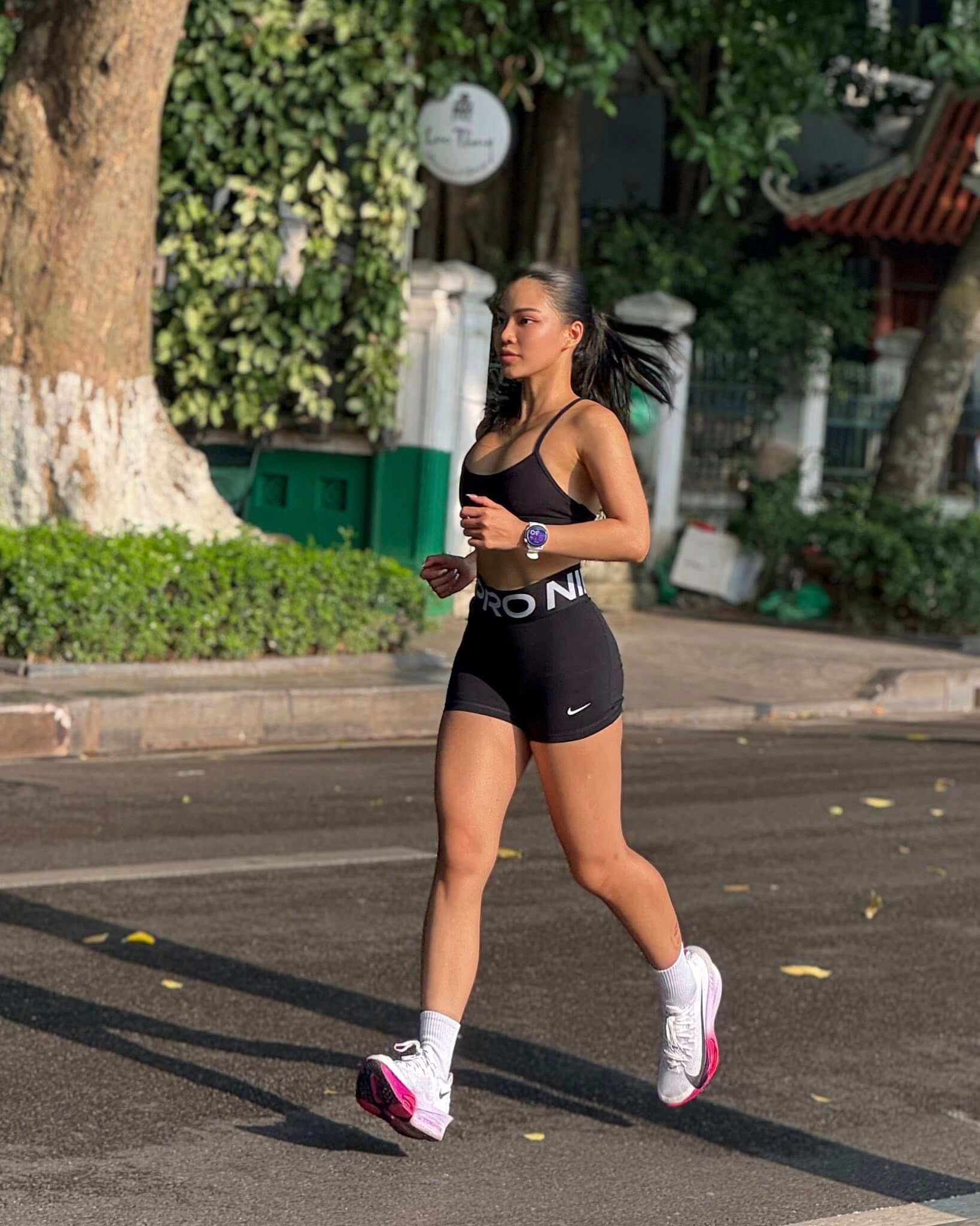 gái xinh chạy bộ 40