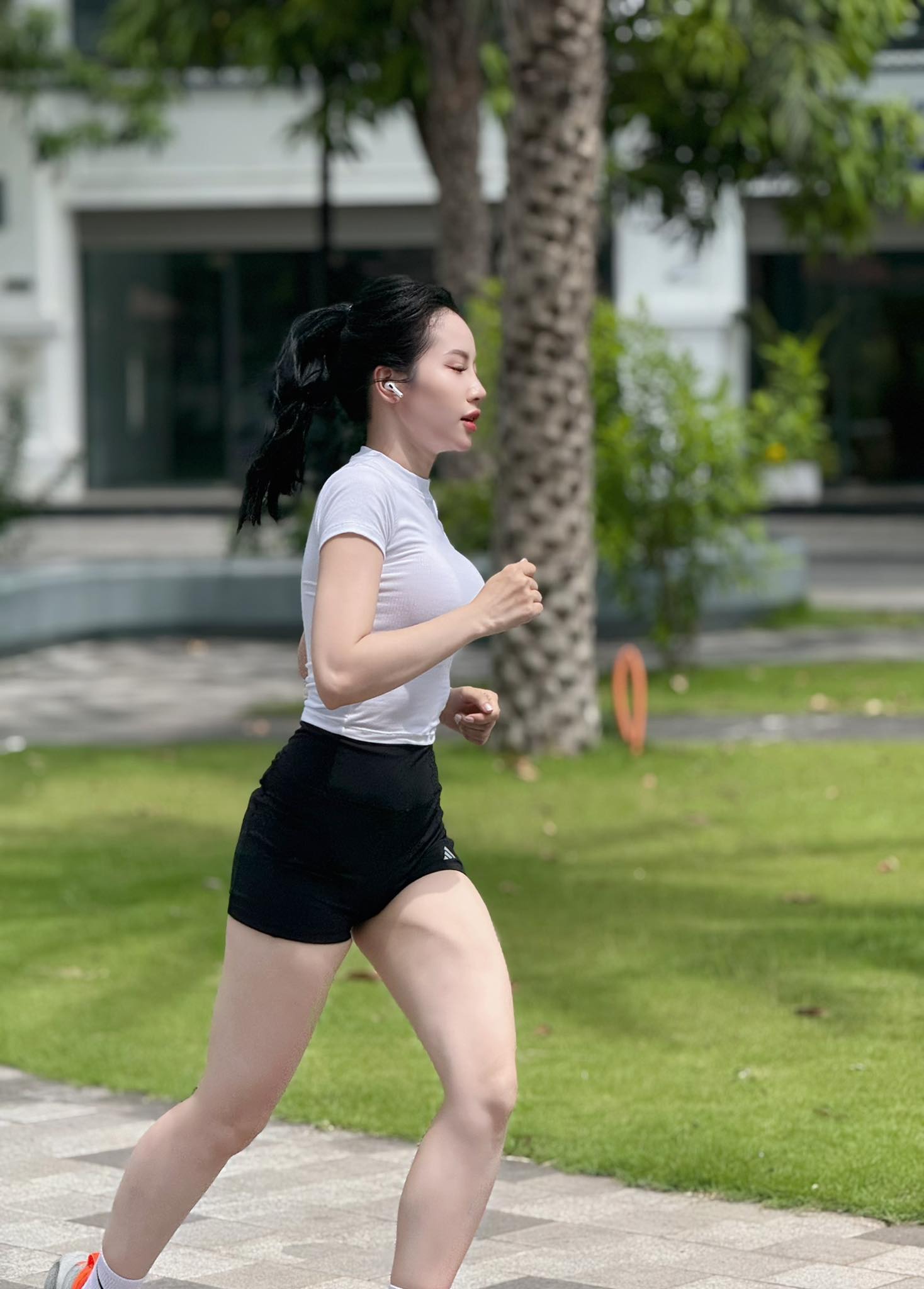 gái xinh chạy bộ 48
