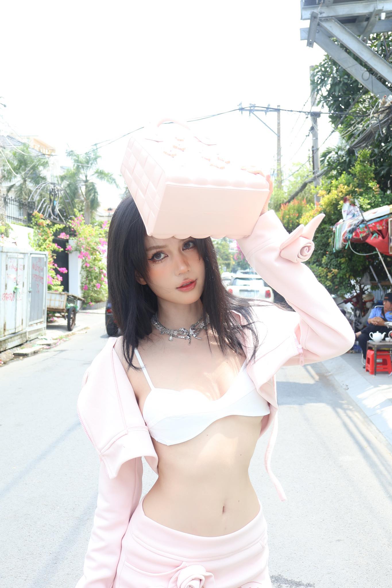 Ngọc Trinh 60