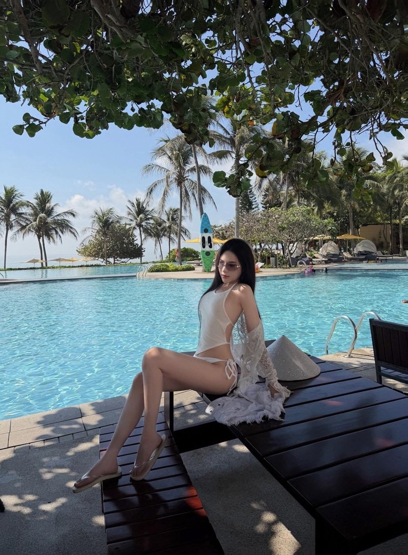 gái xinh mặc bikini trắng 13